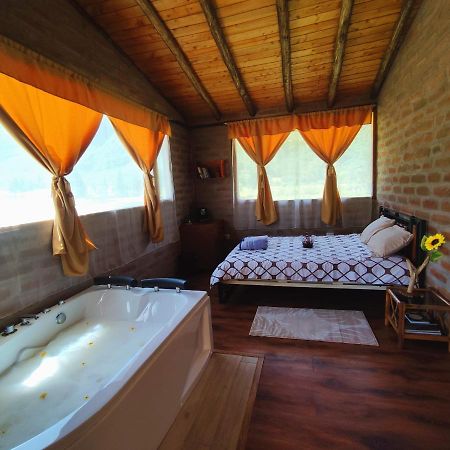 Bed and Breakfast El Castillo Del Lobo Pululahua Кіто Екстер'єр фото